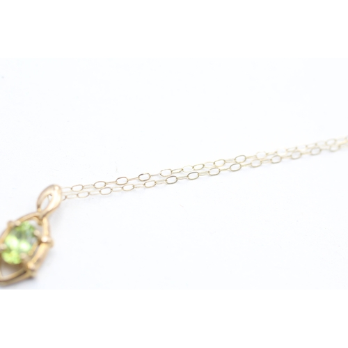 82 - 9ct gold oval cut peridot set pendant necklace (1.4g)