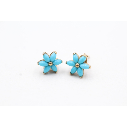 84 - 9ct gold faux turquoise floral stud earrings (1.2g)