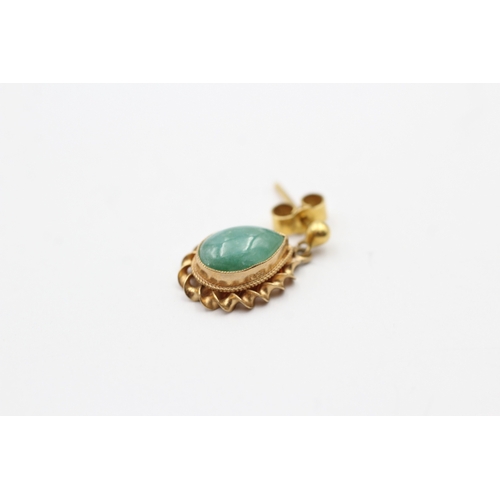 9 - 9ct gold jade drop earring (2.8g)