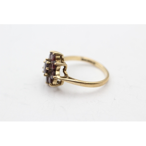 91 - 9ct gold garnet halo ring (2.7g) Size L