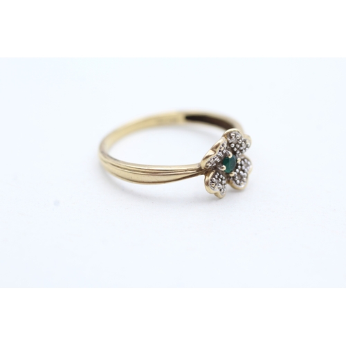 93 - 9ct gold chrysoprase and diamond flower ring (1.5g) Size Q 1/2