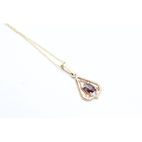 96 - 9ct gold garnet set pendant necklace (1.3g)