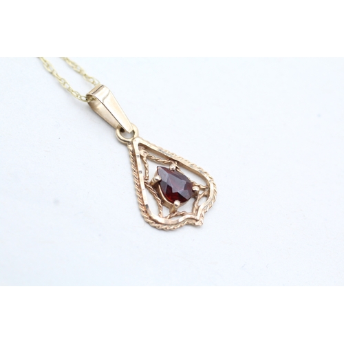 96 - 9ct gold garnet set pendant necklace (1.3g)