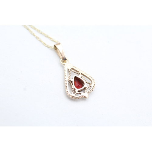 96 - 9ct gold garnet set pendant necklace (1.3g)