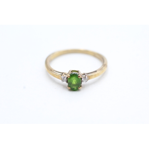 99 - 9ct gold diamond and green gemstone set dress ring (1.4g) Size N 1/2