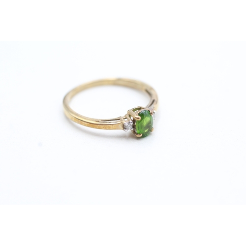 99 - 9ct gold diamond and green gemstone set dress ring (1.4g) Size N 1/2