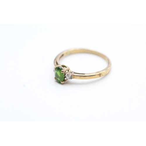 99 - 9ct gold diamond and green gemstone set dress ring (1.4g) Size N 1/2