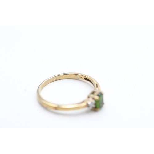 99 - 9ct gold diamond and green gemstone set dress ring (1.4g) Size N 1/2