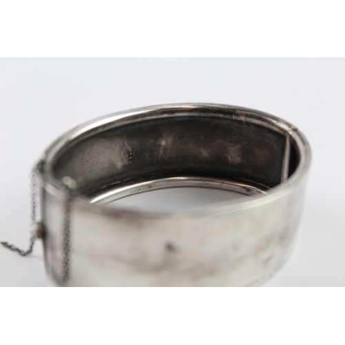 103 - A Victorian silver bangle (33g)