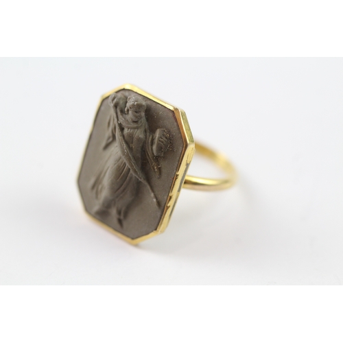 11 - 10ct gold antique lavastone cameo ring (3.6g) Size N