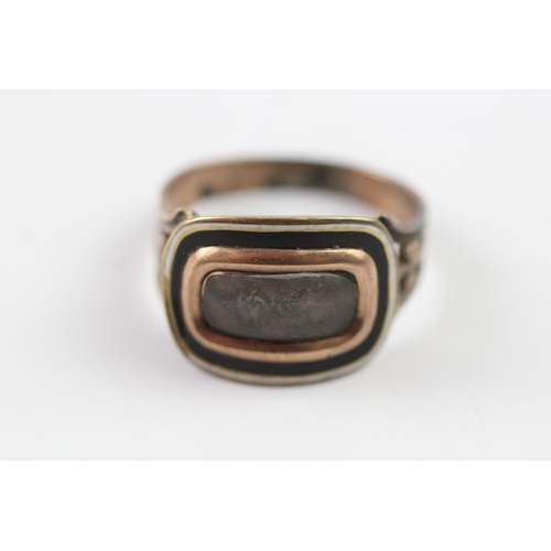 111 - 9ct gold enamel mourning ring (3.3g) Size P