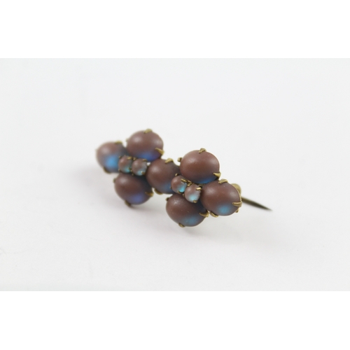 12 - A Victorian sapphire glass brooch (5g)