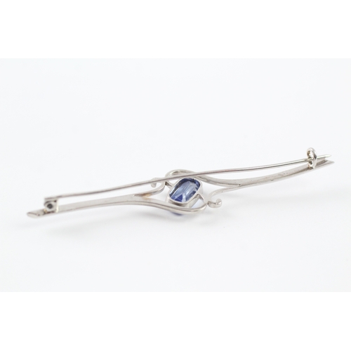 120 - 14ct gold sapphire bar brooch (5.6g)