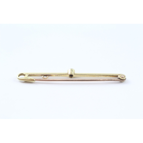 124 - 15ct gold diamond set bar brooch (1.7g)