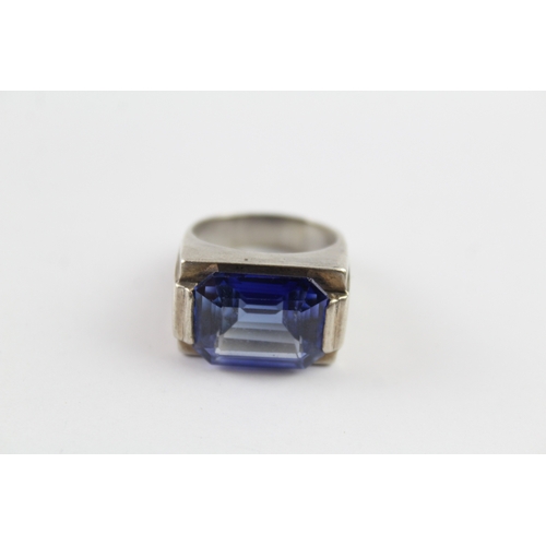 142 - A mid century silver sapphire cocktail ring (12g) Size N