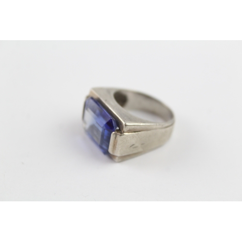 142 - A mid century silver sapphire cocktail ring (12g) Size N