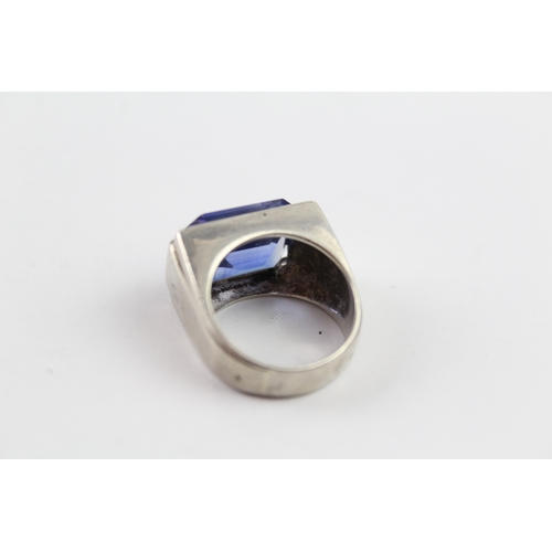 142 - A mid century silver sapphire cocktail ring (12g) Size N