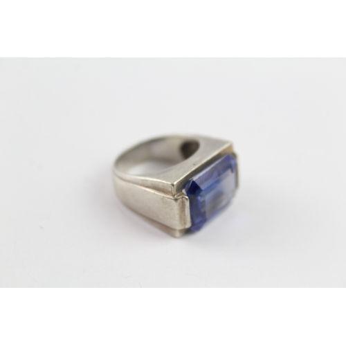 142 - A mid century silver sapphire cocktail ring (12g) Size N