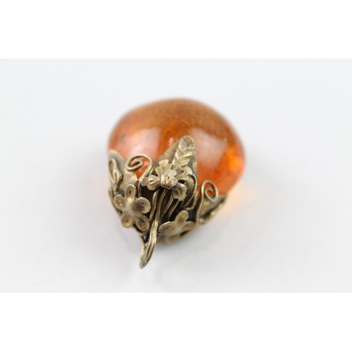 147 - A silver gilt amber pendant (12g)