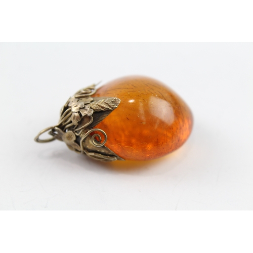 147 - A silver gilt amber pendant (12g)