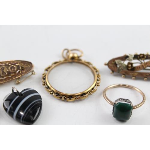 165 - A collection of antique jewellery including an agate heart (22g)