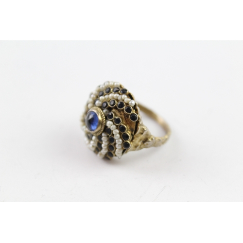 166 - A silver gilt sapphire and pearl set princess ring (8g) Size O 1/2