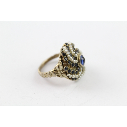 166 - A silver gilt sapphire and pearl set princess ring (8g) Size O 1/2