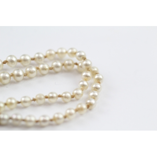 168 - An imitation pearl necklace with a 9ct gold mourning clasp (7.3g)