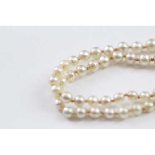 168 - An imitation pearl necklace with a 9ct gold mourning clasp (7.3g)