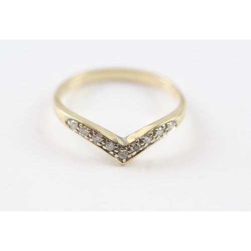 17 - 9ct gold diamond set chevron ring (1.4g) Size M 1/2