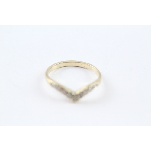 17 - 9ct gold diamond set chevron ring (1.4g) Size M 1/2