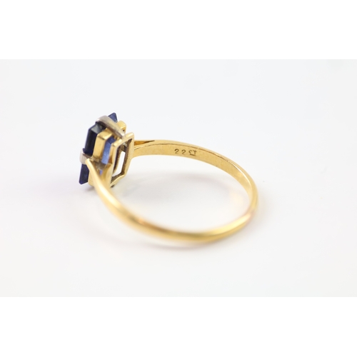 176 - 22ct gold sapphire solitaire dress ring (3g) Size R