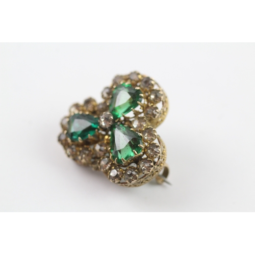 18 - 9ct gold paste set shamrock brooch (4g)