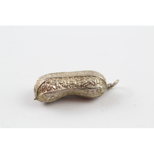 183 - A novelty silver peanut pendant (7.5g)