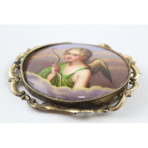 198 - A Victorian hand painted cherub brooch (29g)