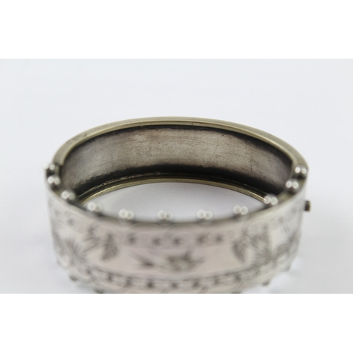 209 - A Victorian silver bangle (21.7g)