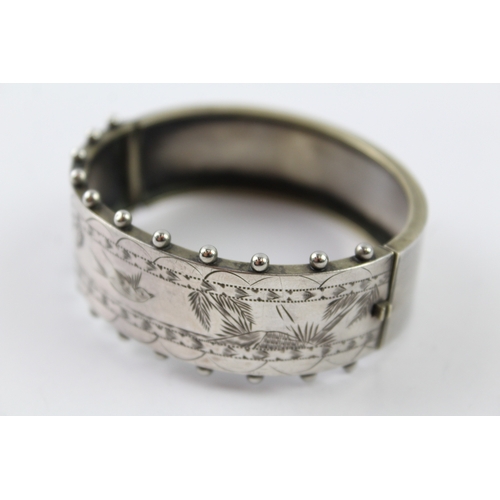 209 - A Victorian silver bangle (21.7g)