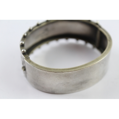 209 - A Victorian silver bangle (21.7g)