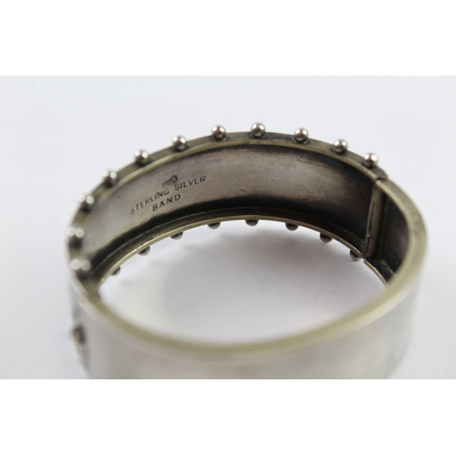 209 - A Victorian silver bangle (21.7g)