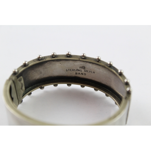 209 - A Victorian silver bangle (21.7g)