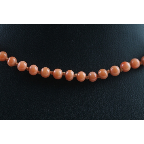 212 - 8ct gold clasp antique coral necklace (7.7g)