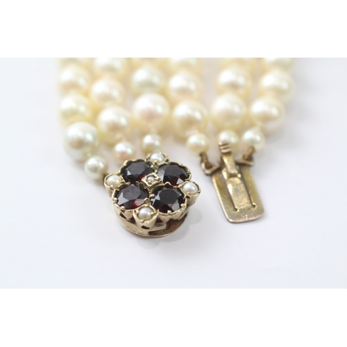 235 - 9ct gold and garnet clasped pearl necklace (67.6g)