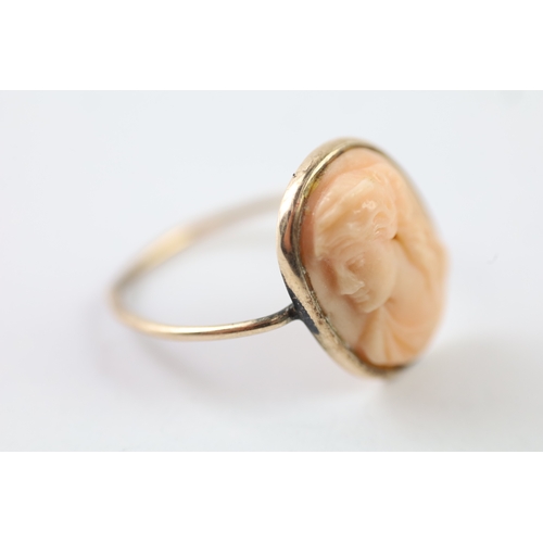 256 - 9ct gold carved coral cameo ring (2.3g) Size R 1/2