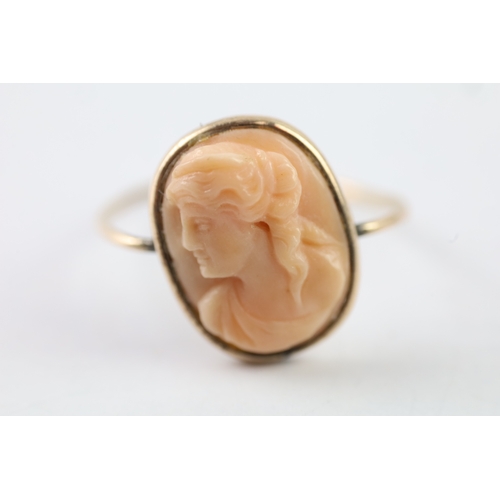 256 - 9ct gold carved coral cameo ring (2.3g) Size R 1/2