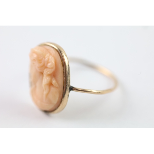 256 - 9ct gold carved coral cameo ring (2.3g) Size R 1/2