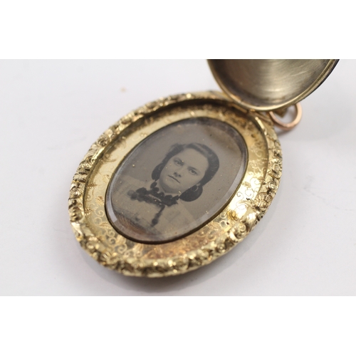 294 - 9ct gold back and front Victorian mourning locket (14.8g)