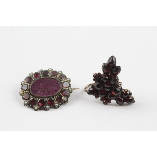 299 - A gold backed Victorian mourning brooch and a garnet jewellery component (5.5g)