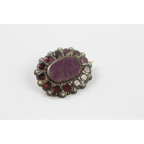 299 - A gold backed Victorian mourning brooch and a garnet jewellery component (5.5g)