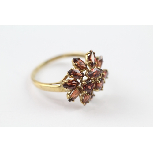 30 - 9ct gold garnet set dress ring (4.1g) Size V