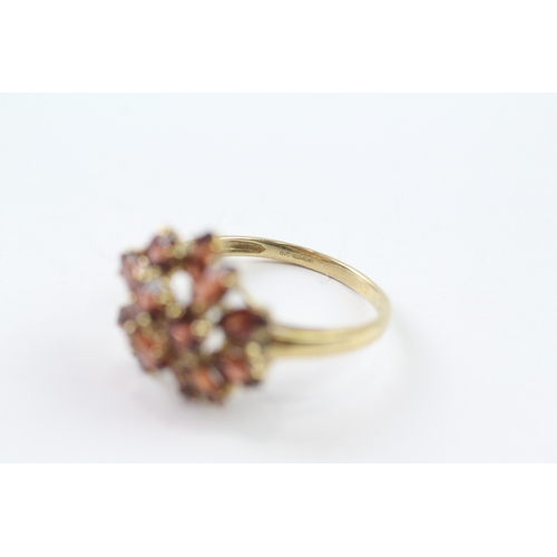 30 - 9ct gold garnet set dress ring (4.1g) Size V